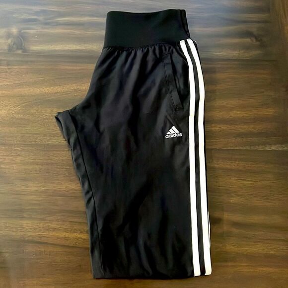 Adidas climate jogger    - Picture 1 of 4